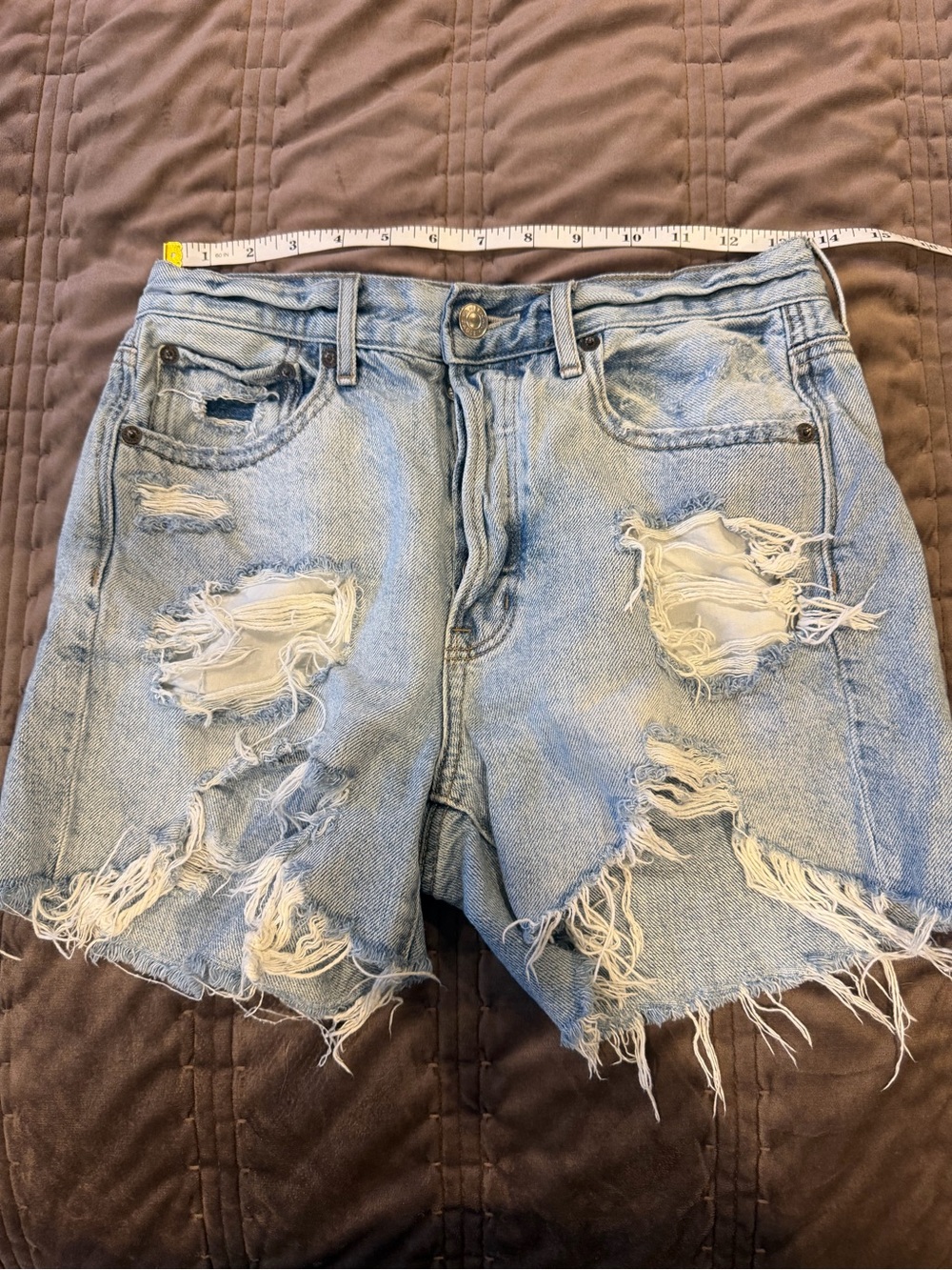 Women’s sz 2 American Eagle Outfitters Light Blue Distressed Denim Cutoff Shorts